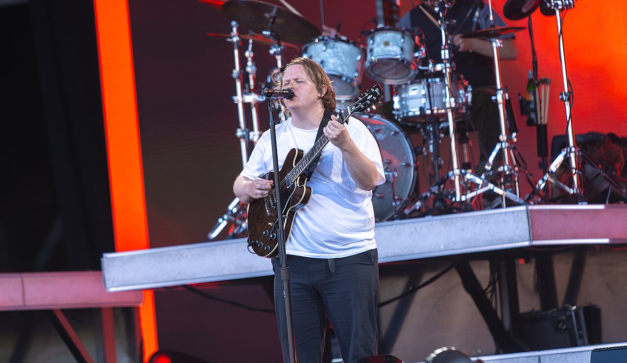 Lewis Capaldi podczas pamiętnego koncertu na Glastonbury 2023 Lewis Capaldi w trakcie sobotniego występu na Pyramid Stage Glastonbury 2023, z mikrofonem przed publicznością