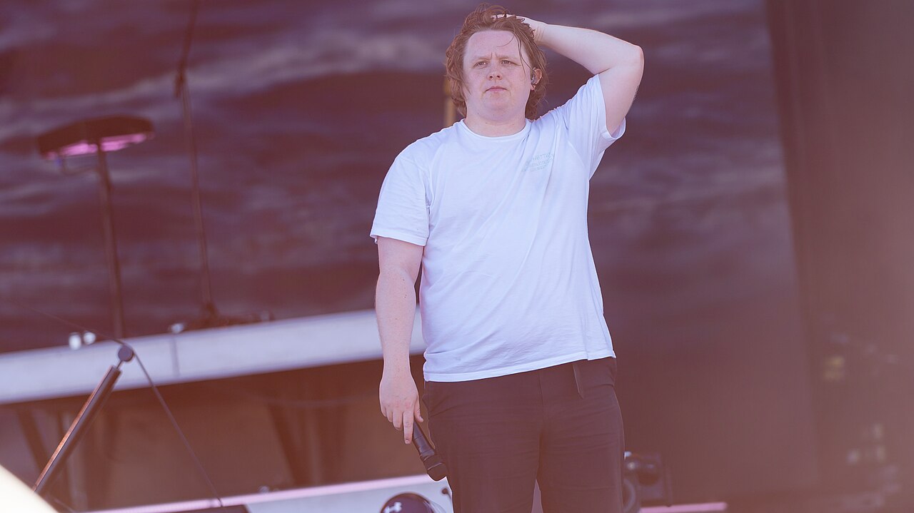 Lewis Capaldi na Glastonbury 2023 - inne ujęcie występu Lewis Capaldi występuje na Pyramid Stage podczas festiwalu Glastonbury w czerwcu 2023 roku