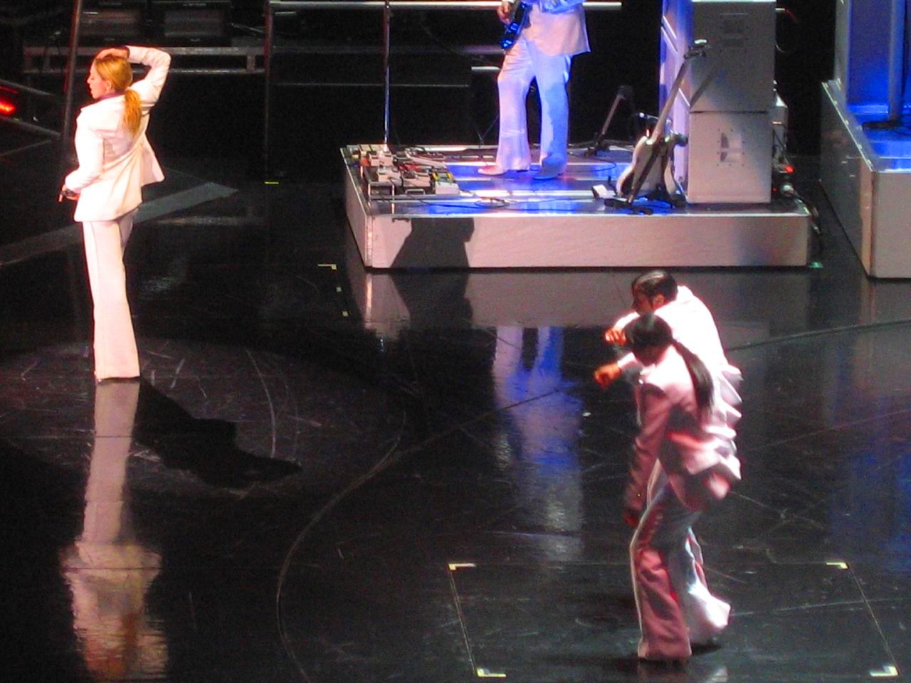 Madonna wykonuje Music Inferno podczas Confessions Tour w Wembley Arena 1 sierpnia 2006 roku, fotografia ilustracyjna do historii teledysku Vogue