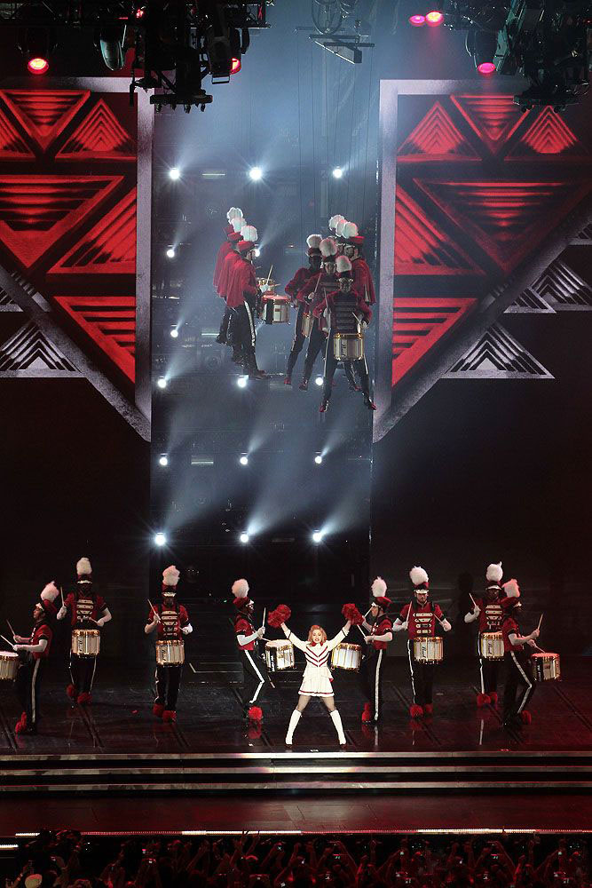 Madonna podczas MDNA Tour w Mediolanie 14 czerwca 2012 roku, fotografia ilustracyjna do wydarzenia Super Bowl z tego samego roku.