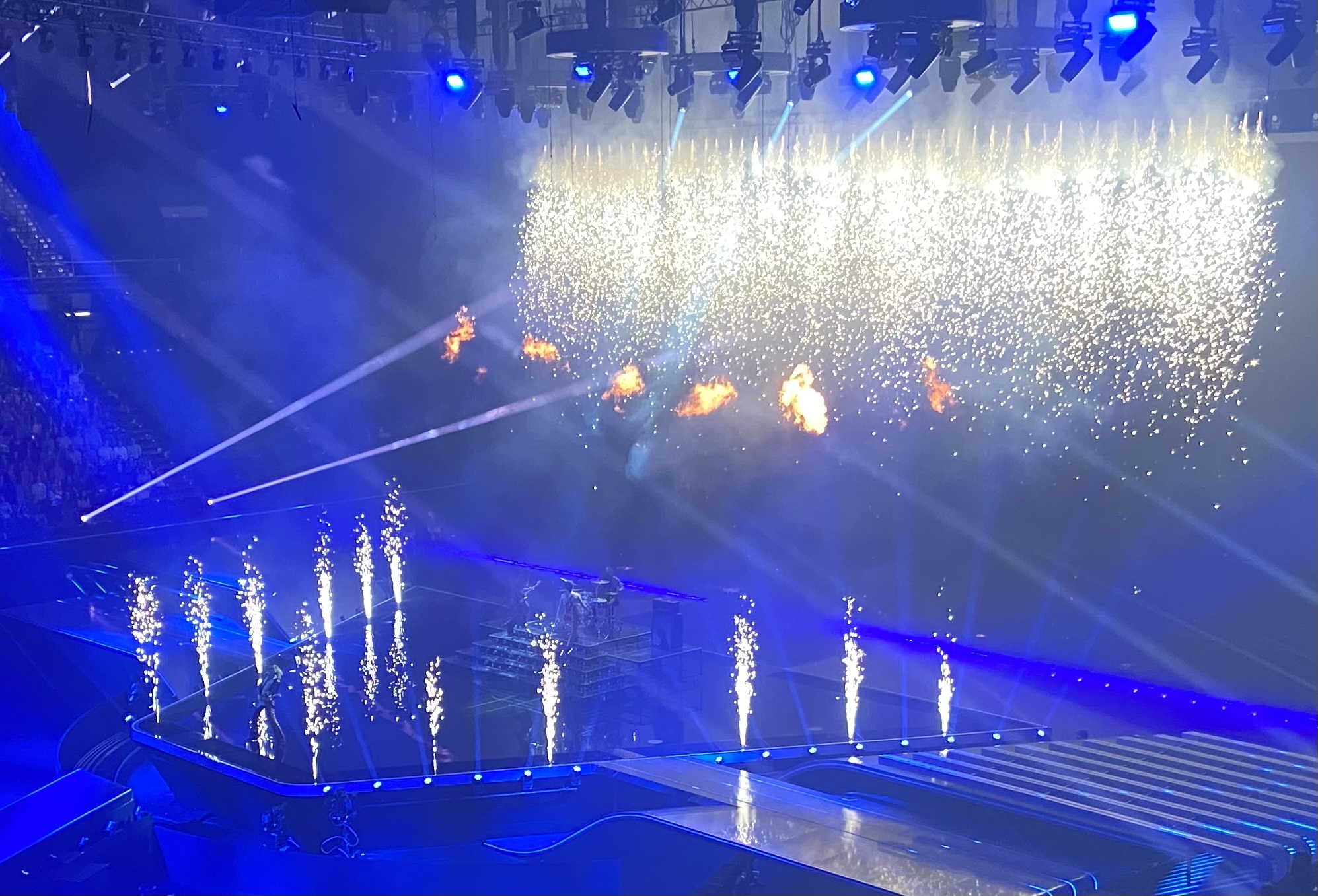 Måneskin na scenie Ahoy w Rotterdamie w blasku pirotechniki podczas próby Eurowizji 2021