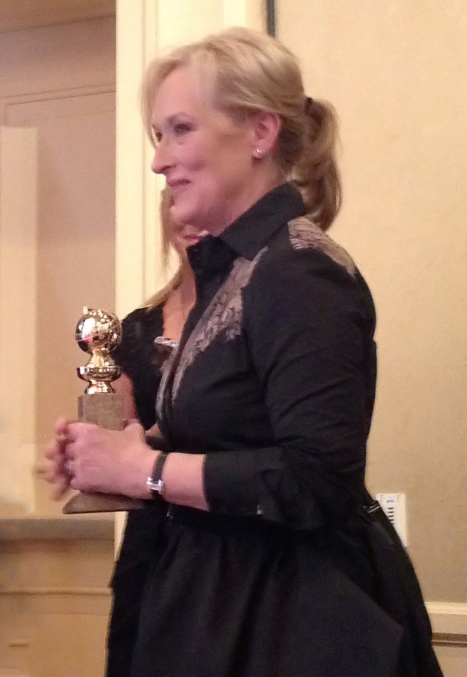Meryl Streep trzyma Złoty Glob podczas gali w 2012 roku Meryl Streep trzyma w dłoniach statuetkę Złotego Globu podczas gali w 2012 roku