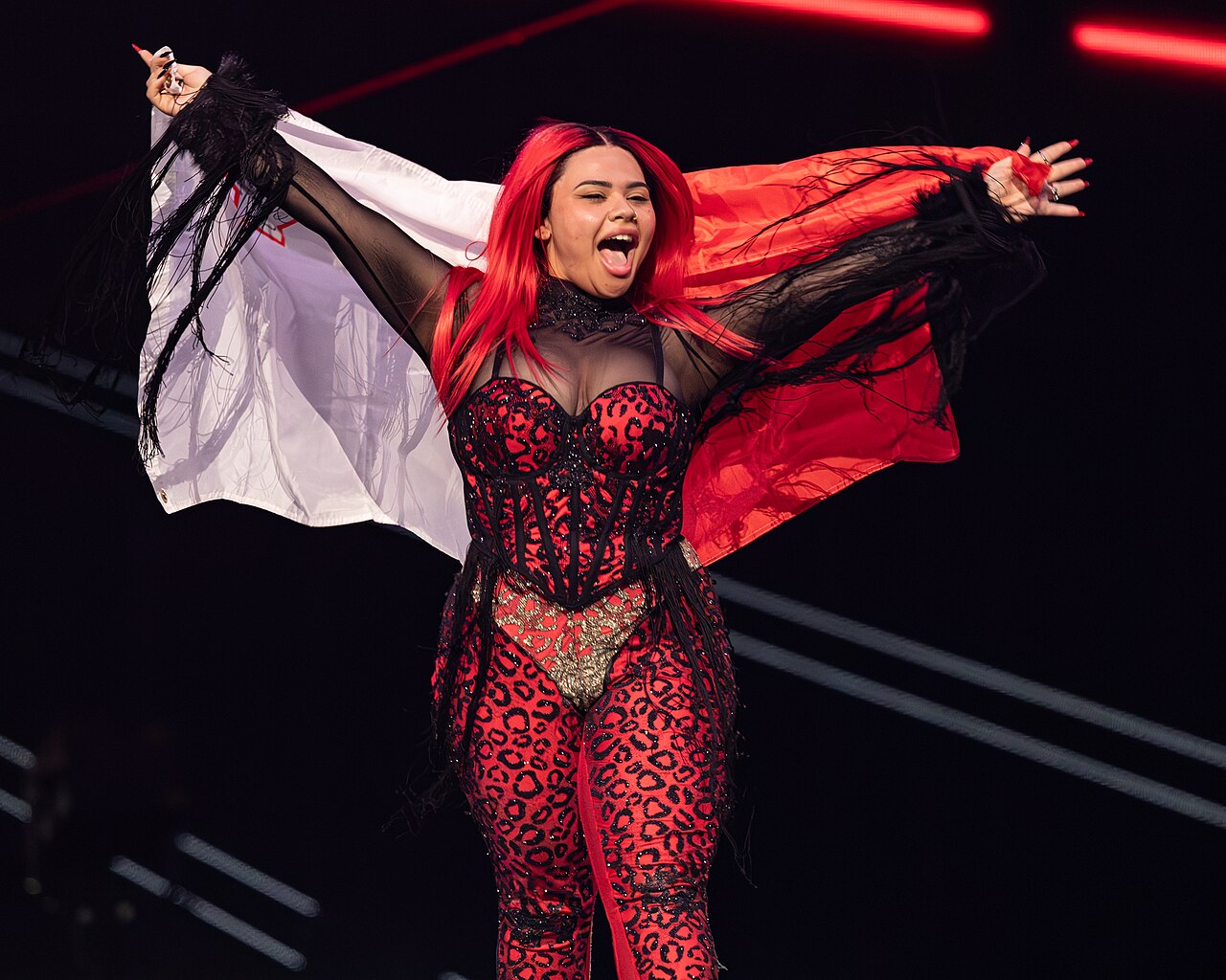 Miriana Conte z flagą Malty na Eurowizji 2025 Miriana Conte trzyma flagę Malty rozpostartą za plecami podczas próby finału Eurowizji 2025