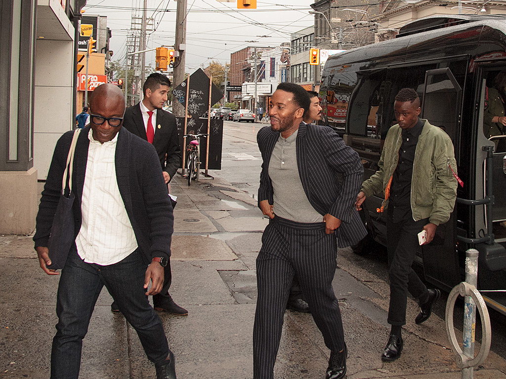 Barry Jenkins z aktorami Moonlight na TIFF 2016 Barry Jenkins, André Holland i Ashton Sanders, twórcy filmu Moonlight na festiwalu w Toronto w 2016 roku