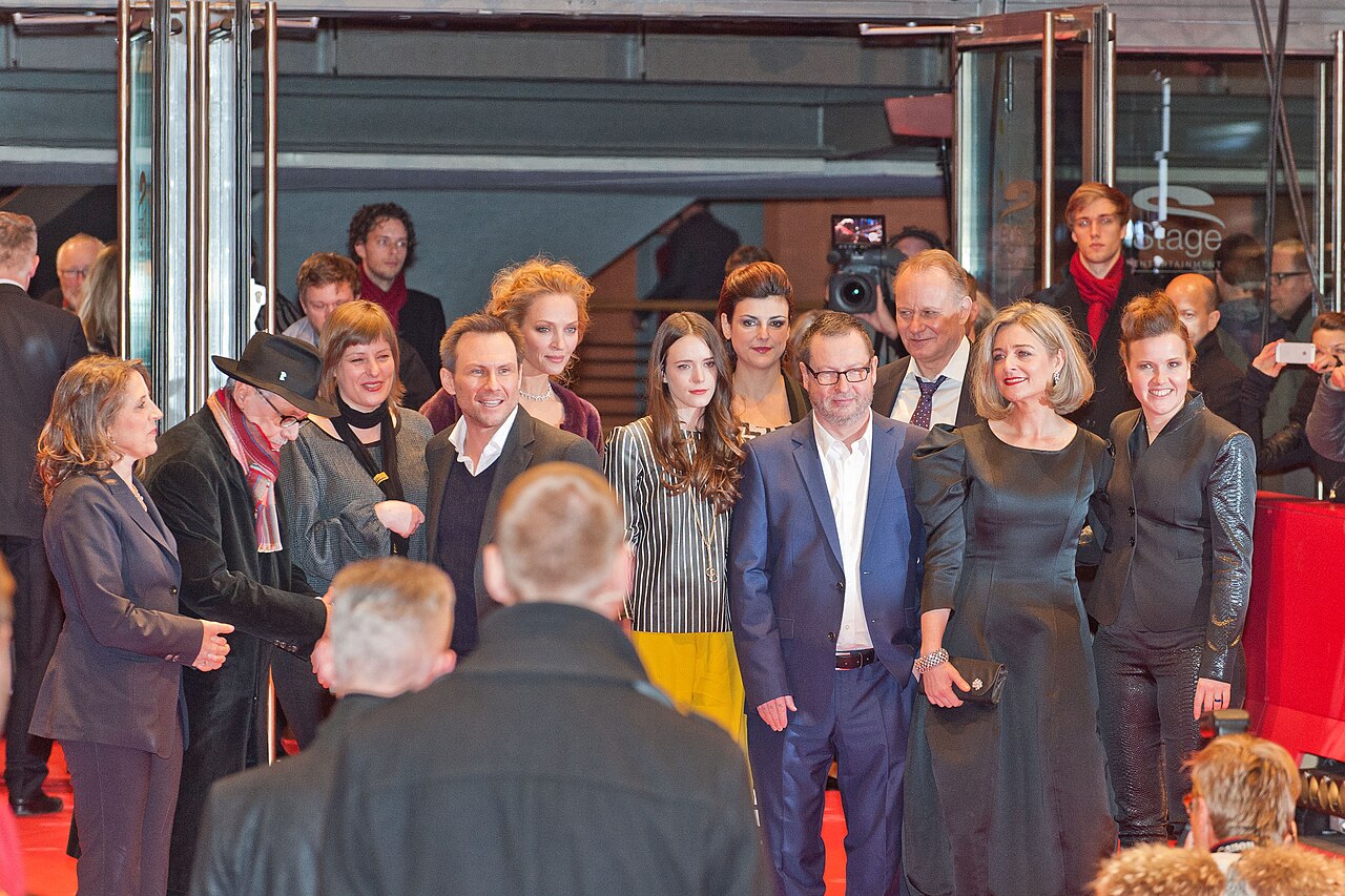 Obsada filmu Nimfomanka na Berlinale 2014 - premiera Uma Thurman, Stacy Martin, Christian Slater, Stellan Skarsgård i Lars von Trier pozują do grupowego zdjęcia na premierze Nimfomanki w Berlinie w 2014 roku