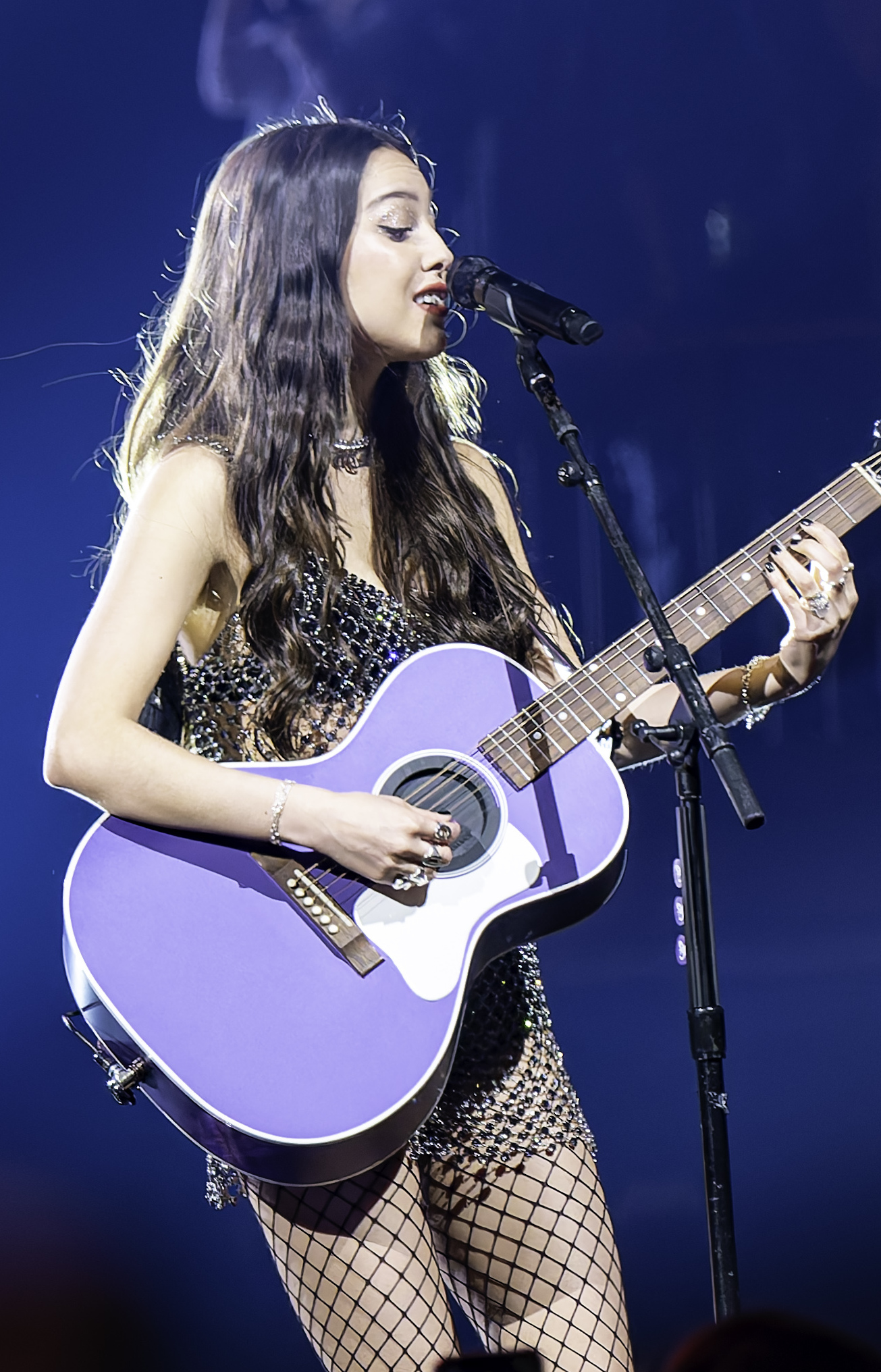 Olivia Rodrigo z gitarą na trasie GUTS World Tour w O2 Arena w Londynie 15 maja 2024 roku