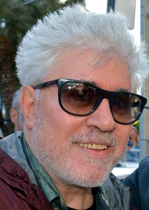 Pedro Almodóvar przewodniczący jury Cannes 2017 Pedro Almodóvar w kapeluszu i okularach przeciwsłonecznych podczas konferencji festiwalu Cannes w maju 2017 roku
