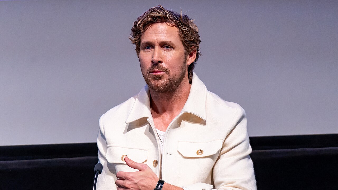 Ryan Gosling na spotkaniu promującym Barbie w BFI London 2023 Ryan Gosling w białej kurtce podczas spotkania z publicznością o filmie Barbie w londyńskim BFI Southbank