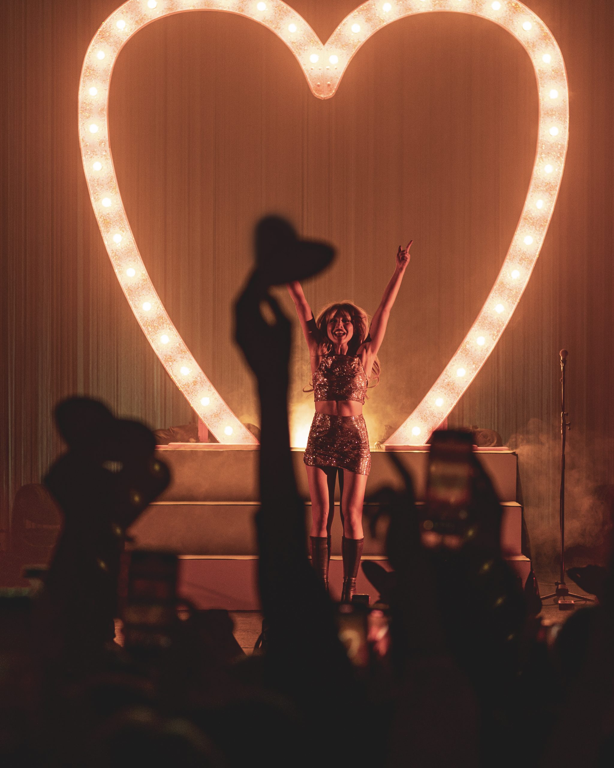 Sabrina Carpenter podczas koncertu w The Wiltern w Los Angeles 15 października 2022 roku, fotografia ilustracyjna.