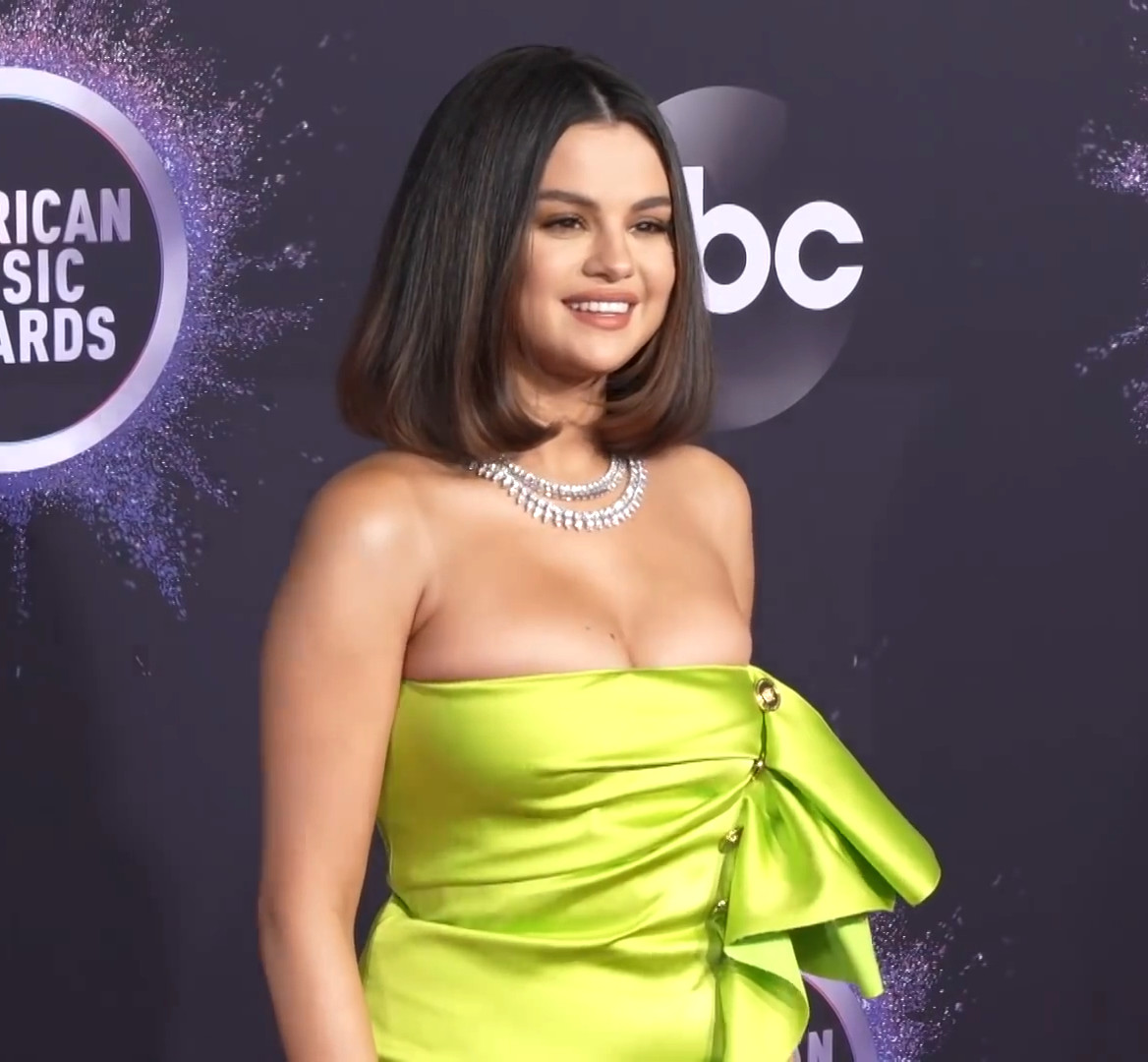 Selena Gomez na czerwonym dywanie American Music Awards 2019 w zielonej sukni