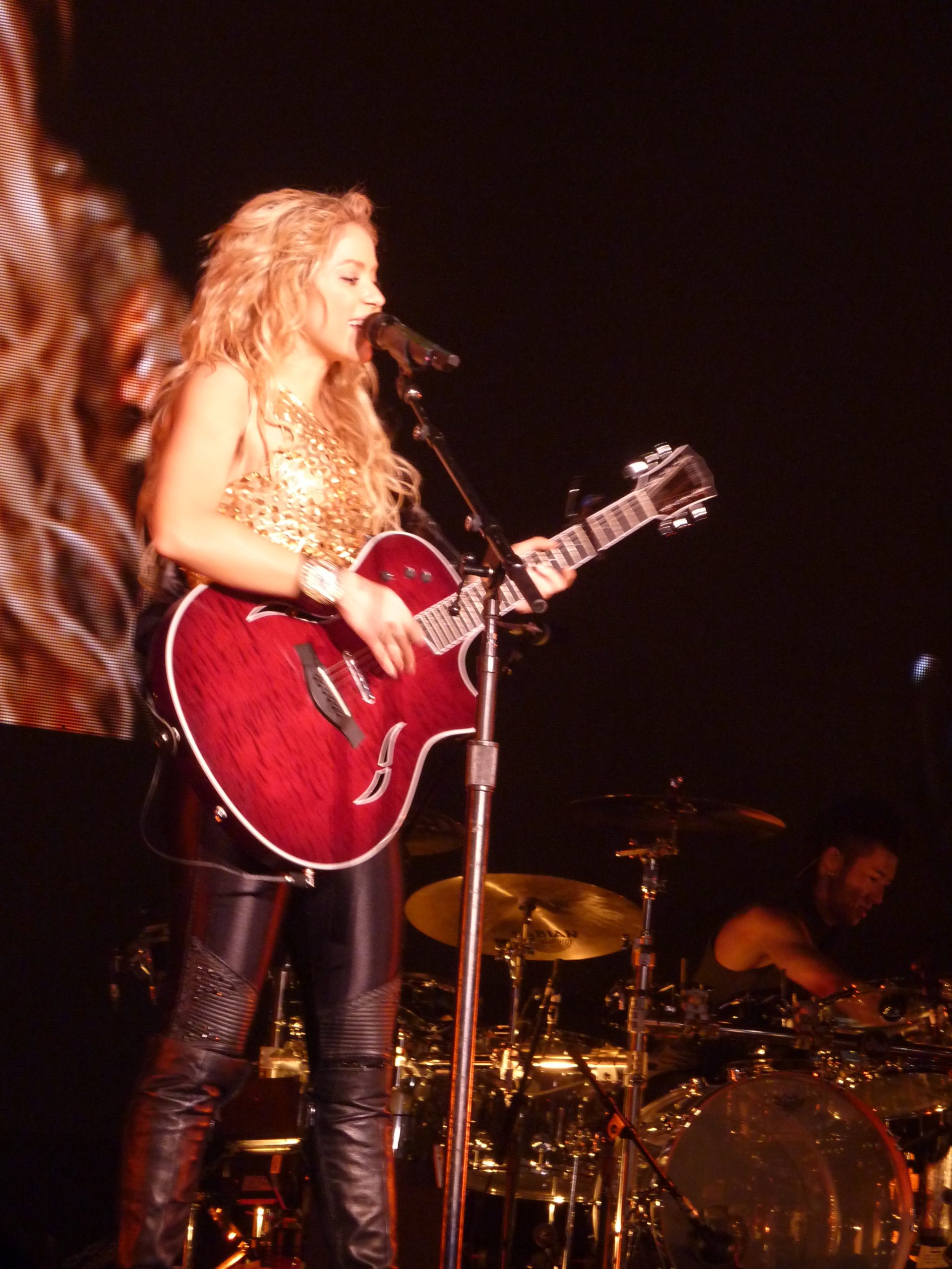 Shakira podczas koncertu w paryskiej hali Bercy w grudniu 2010 roku