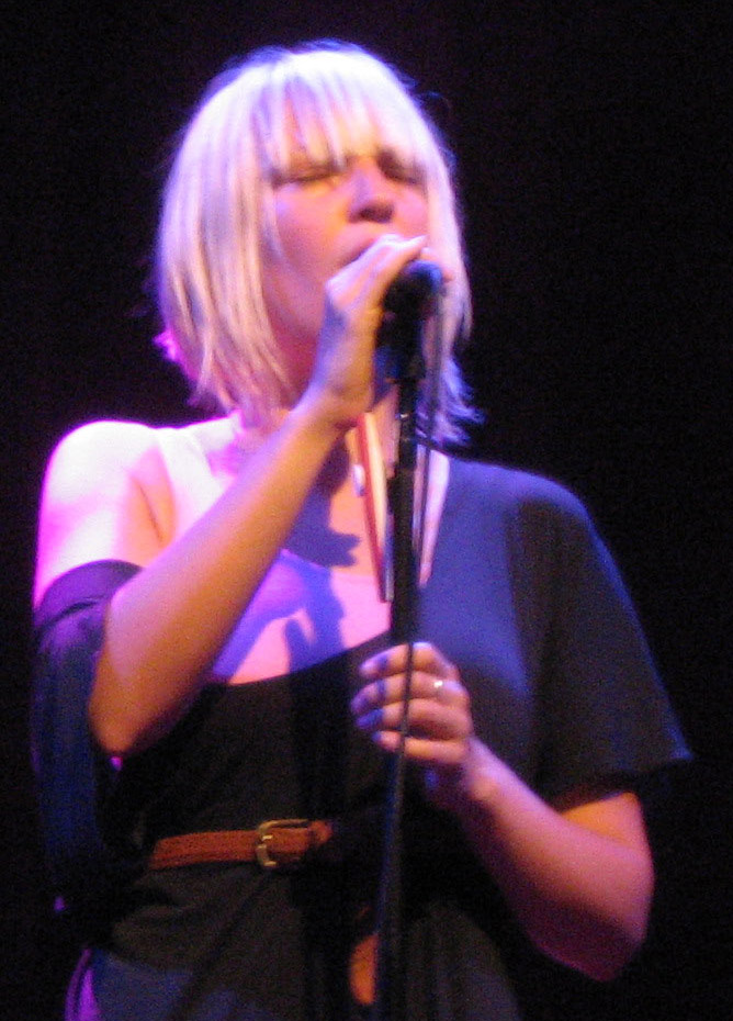 Sia Furler śpiewa na koncercie zespołu Zero 7 w sierpniu 2006 roku, fotografia ilustracyjna do teledysku Chandelier z 2014 roku