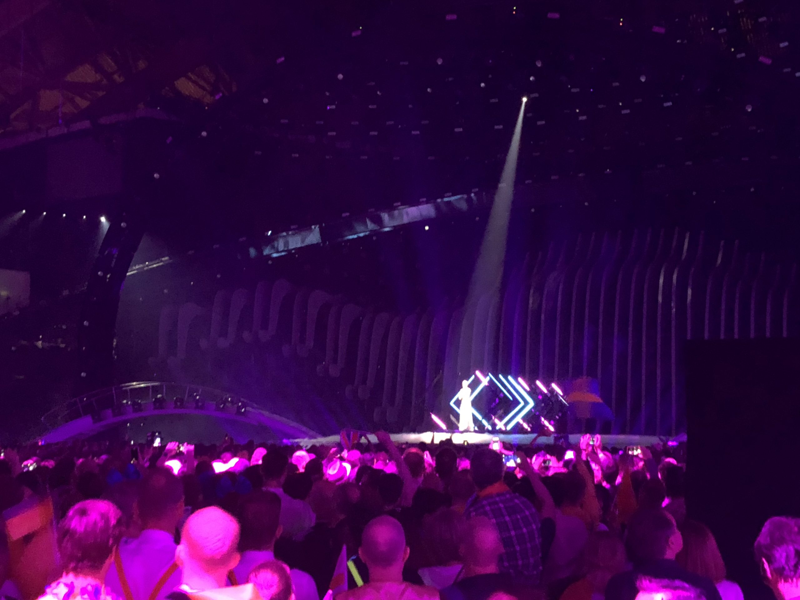 SuRie na Eurowizji 2018 podczas wielkiego finału Scena eurowizyjna z SuRie, śpiewającą Storm w Lizbonie, oglądana z trybun w trakcie finału 12 maja 2018 roku