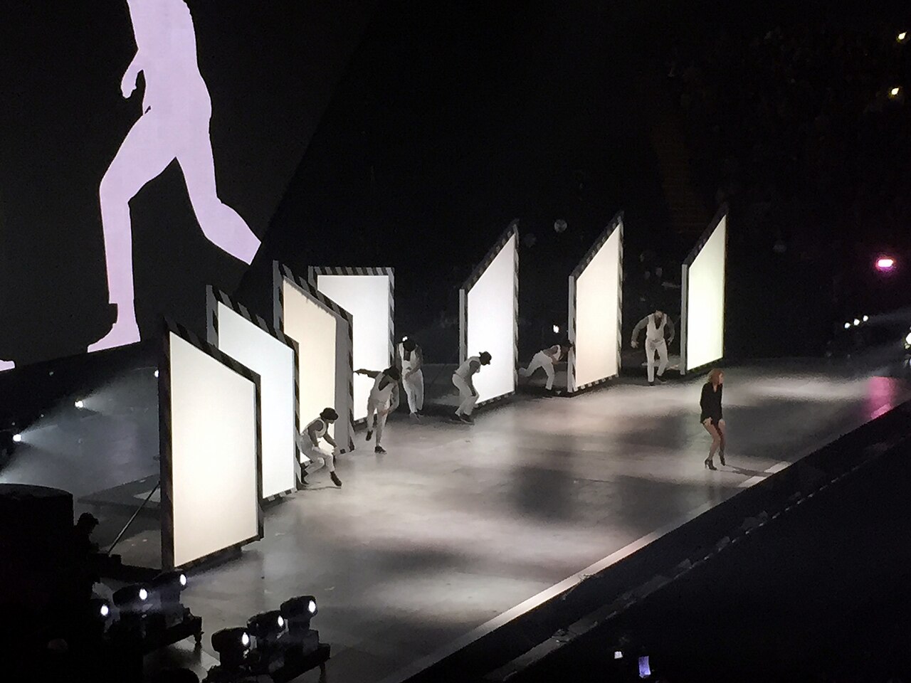 Taylor Swift na BRIT Awards 2015 - Blank Space Taylor Swift występuje na scenie BRIT Awards 2015 w czarno-białej scenografii z tancerzami i prostokątnymi ekranami