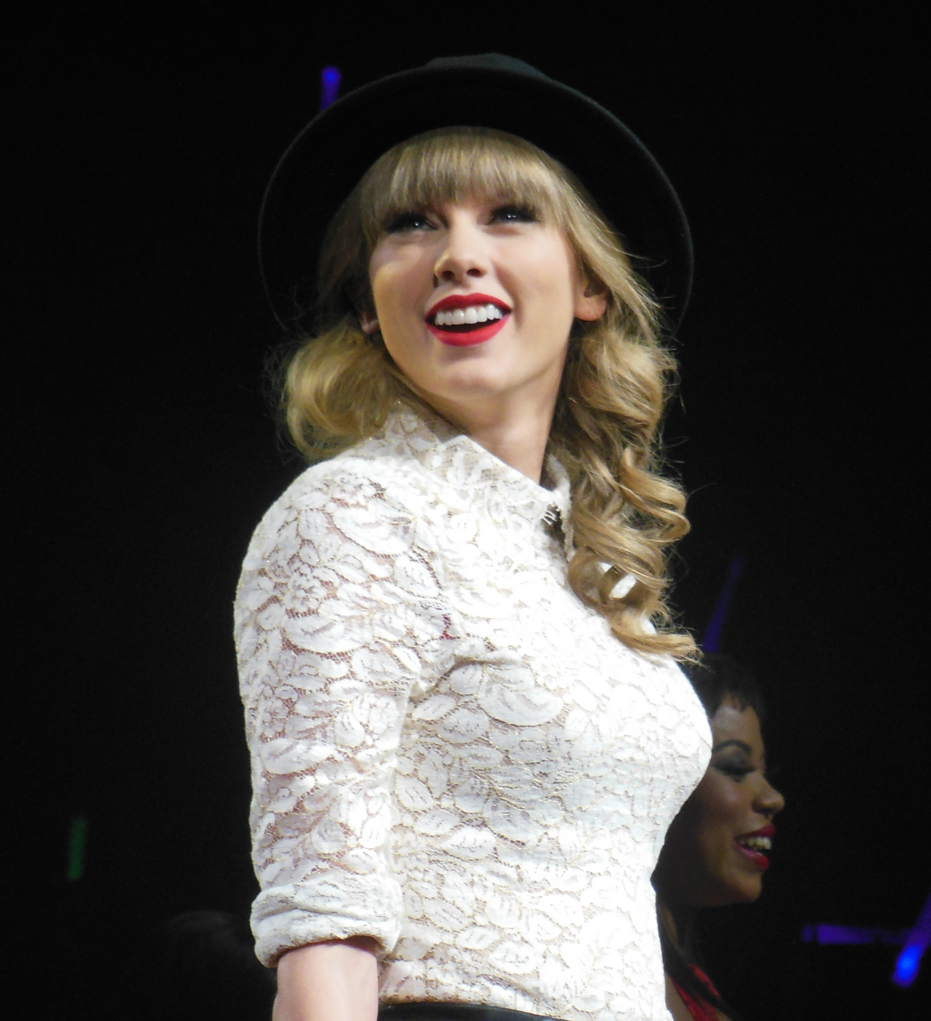 Taylor Swift podczas koncertu Red Tour w St Louis w marcu 2013 roku, fotografia ilustracyjna do historii albumu Folklore