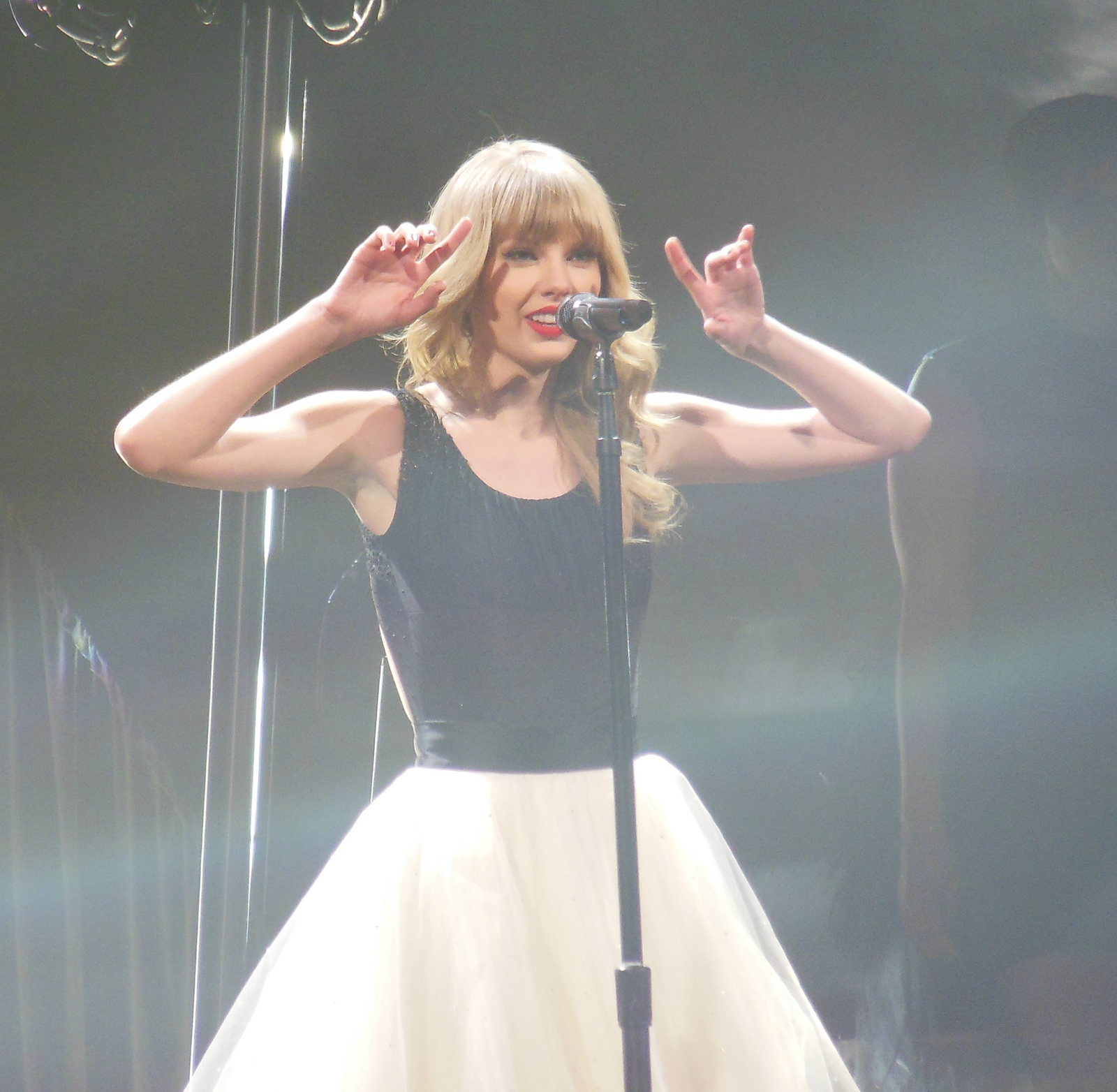 Taylor Swift na trasie Red Tour w marcu 2013 roku. Fotografia ilustracyjna, nie z Eras Tour.