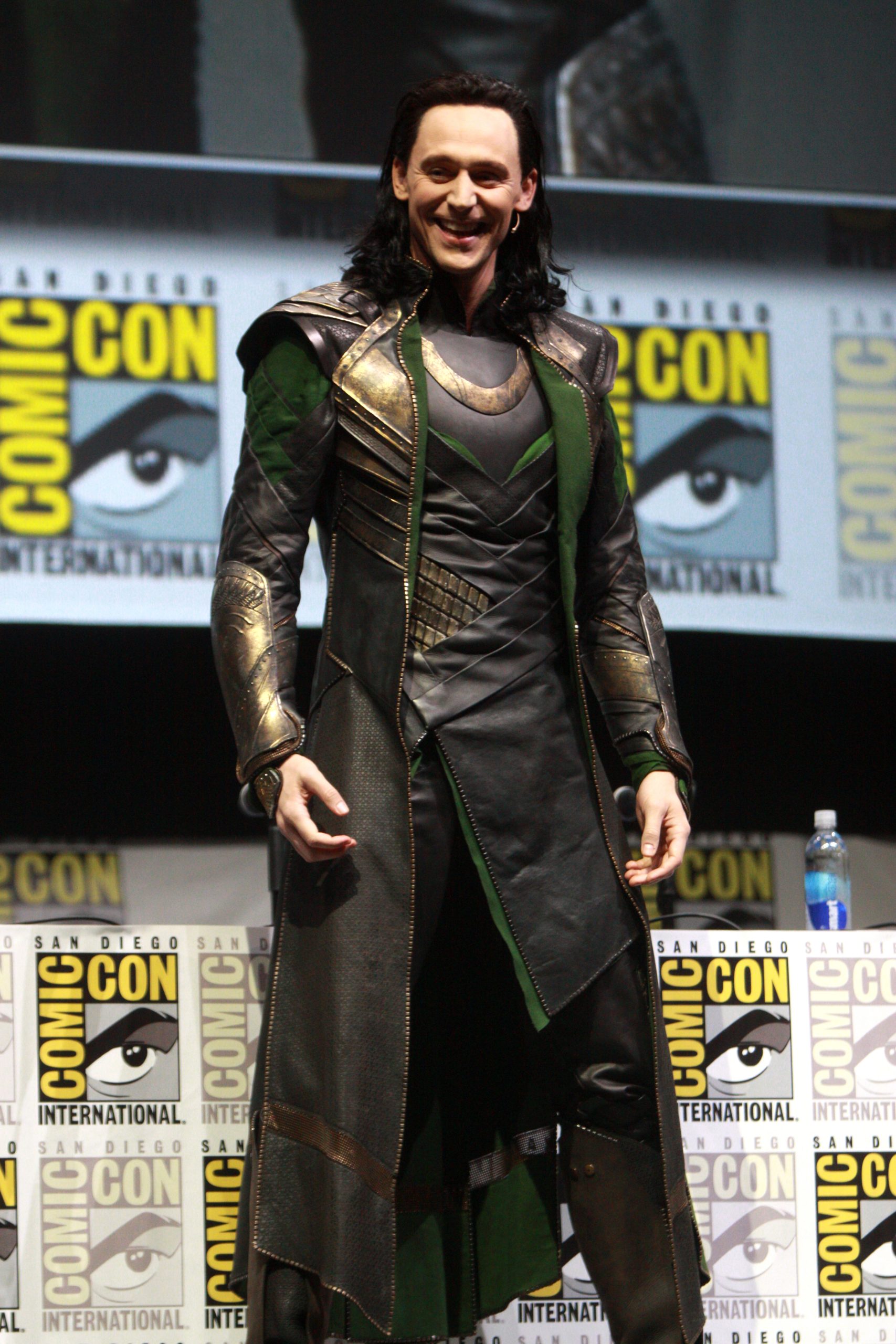 Tom Hiddleston podczas San Diego Comic-Con 19 lipca 2013 roku w okresie roli Lokiego w filmach Marvela