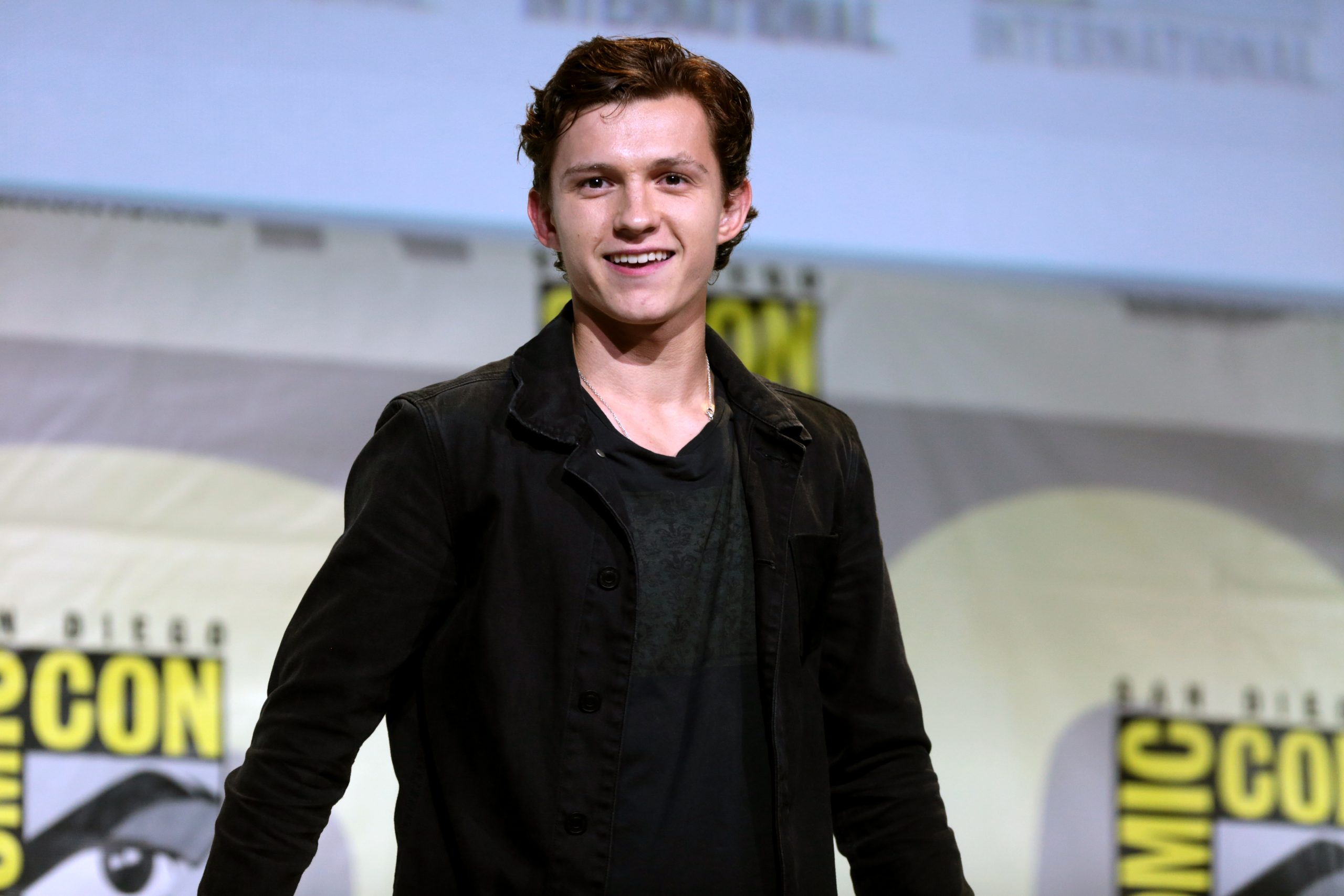 Tom Holland podczas San Diego Comic-Con w 2016 roku, przed występem w Lip Sync Battle.