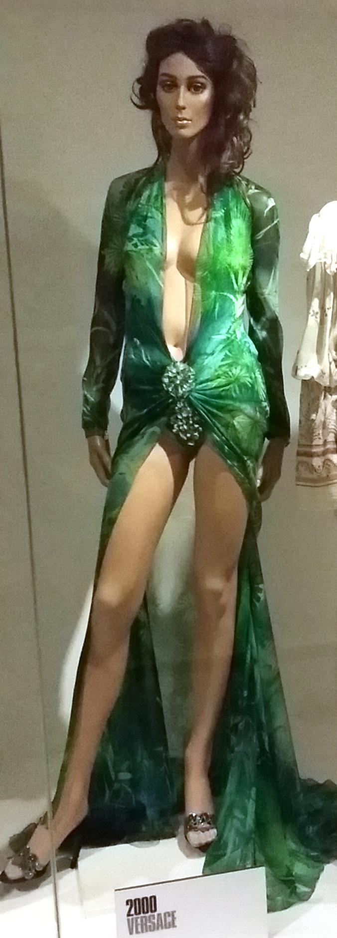 Zielona suknia Versace Jennifer Lopez z Grammy 2000 - eksponat muzealny Zielona jedwabna suknia Versace z nadrukiem jungle, taka jaką Jennifer Lopez założyła na Grammy 2000, na wystawie muzealnej
